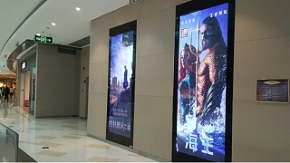华发中影店的”海王”宣传, 用了数种不同广告喷绘材料 -「力奇广告」
