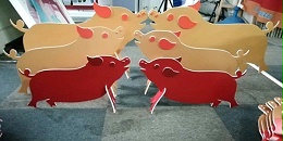 珠海喷绘背胶裱板的立体贺岁猪猪  -「力奇广告」